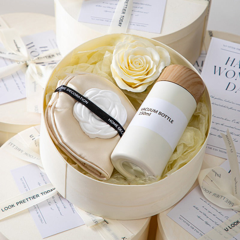 White Elegance · Floral Warmth Gift Set
